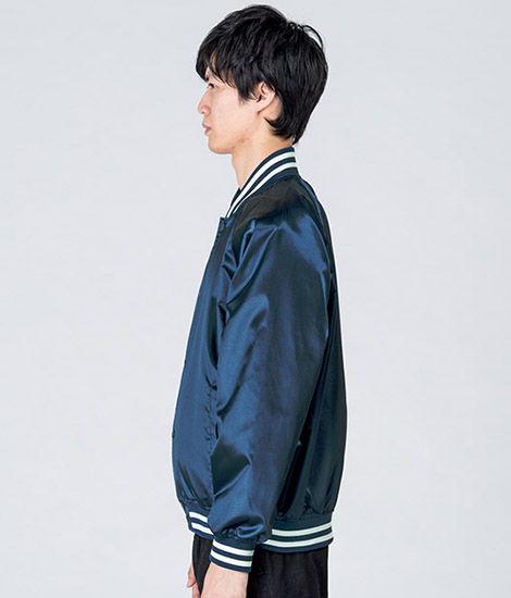 モデル身長184cm　ネイビー/Lサイズ　側面