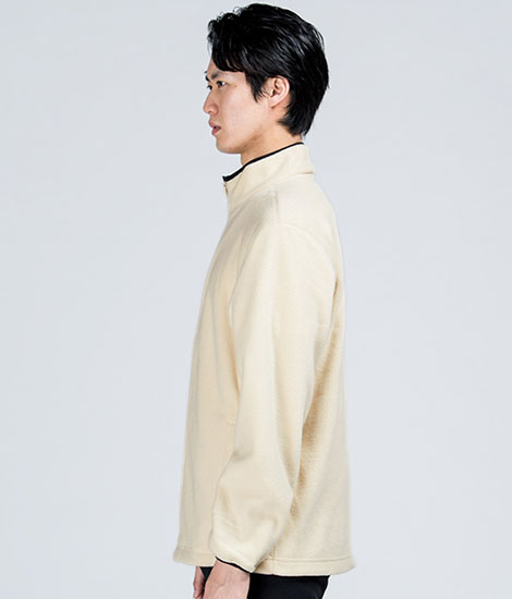 モデル身長184cm　オフホワイト/Lサイズ　側面