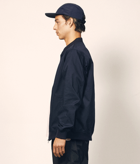 モデル身長182cm　ネイビー/Lサイズ　側面