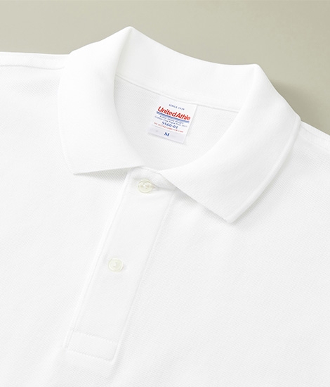 襟はリブ仕様、001.ホワイトと011.ダークグレーには乳白色の2つ穴ボタンを使用