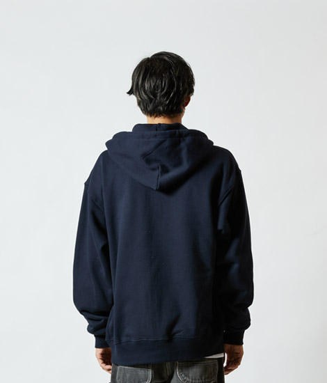 モデル身長182cm　ネイビー/XLサイズ　背面