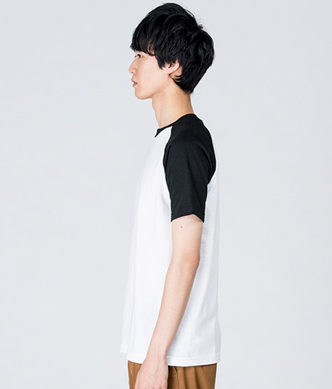 モデル身長184cm　ホワイト×ブラック/Mサイズ　側面
