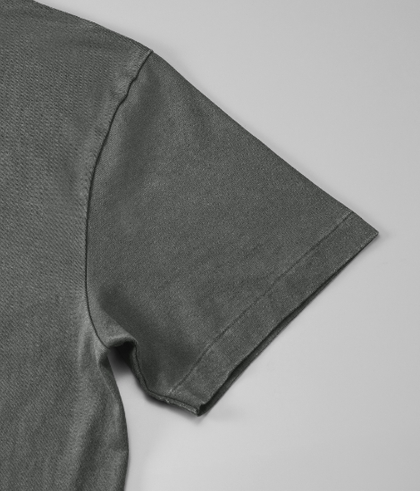 袖口はシングルステッチ始末(天地引き)