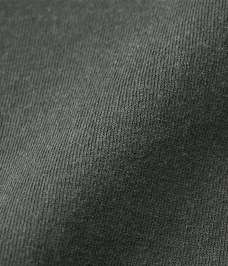 製品ボールバイオウォッシュによるダメージ加工で、古着のようなフェード感と風合いを実現