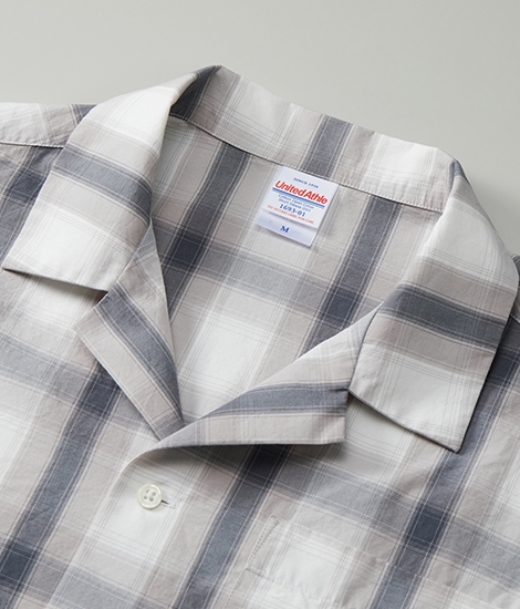 襟はオープンカラー