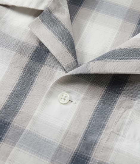 1008.ホワイト/グレーには乳白色のシェル調ボタンを使用