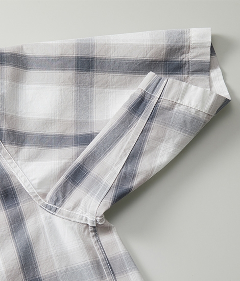 裏返しにした袖下～脇のシームラインのアップ、丈夫な折り伏せ縫い始末