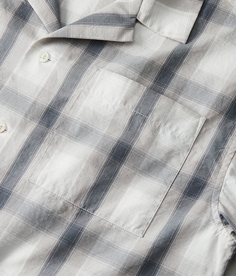 左胸には便利なポケット付き